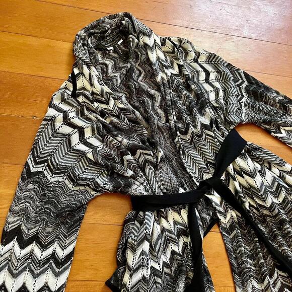 BCBGMAXAZRIA Grey, Black & White Patterned Uneven Hem Sweater, Size Medium - Picture 2 of 6